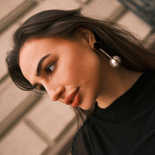 Long earrings with onyx and oversize pearl - Anton Heunis